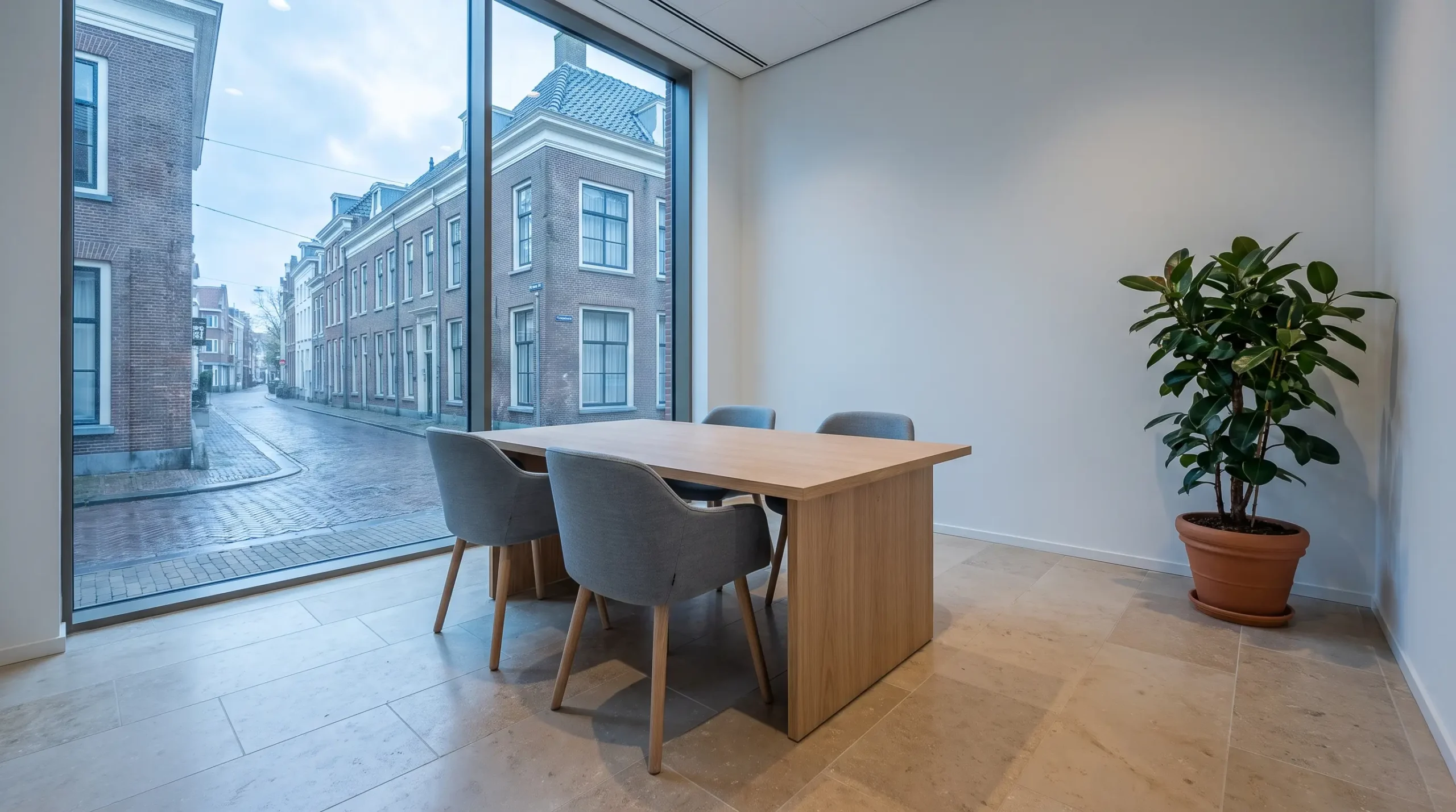 Rustige moderne vergaderruimte met houten tafel en uitzicht op een bakstenen straat