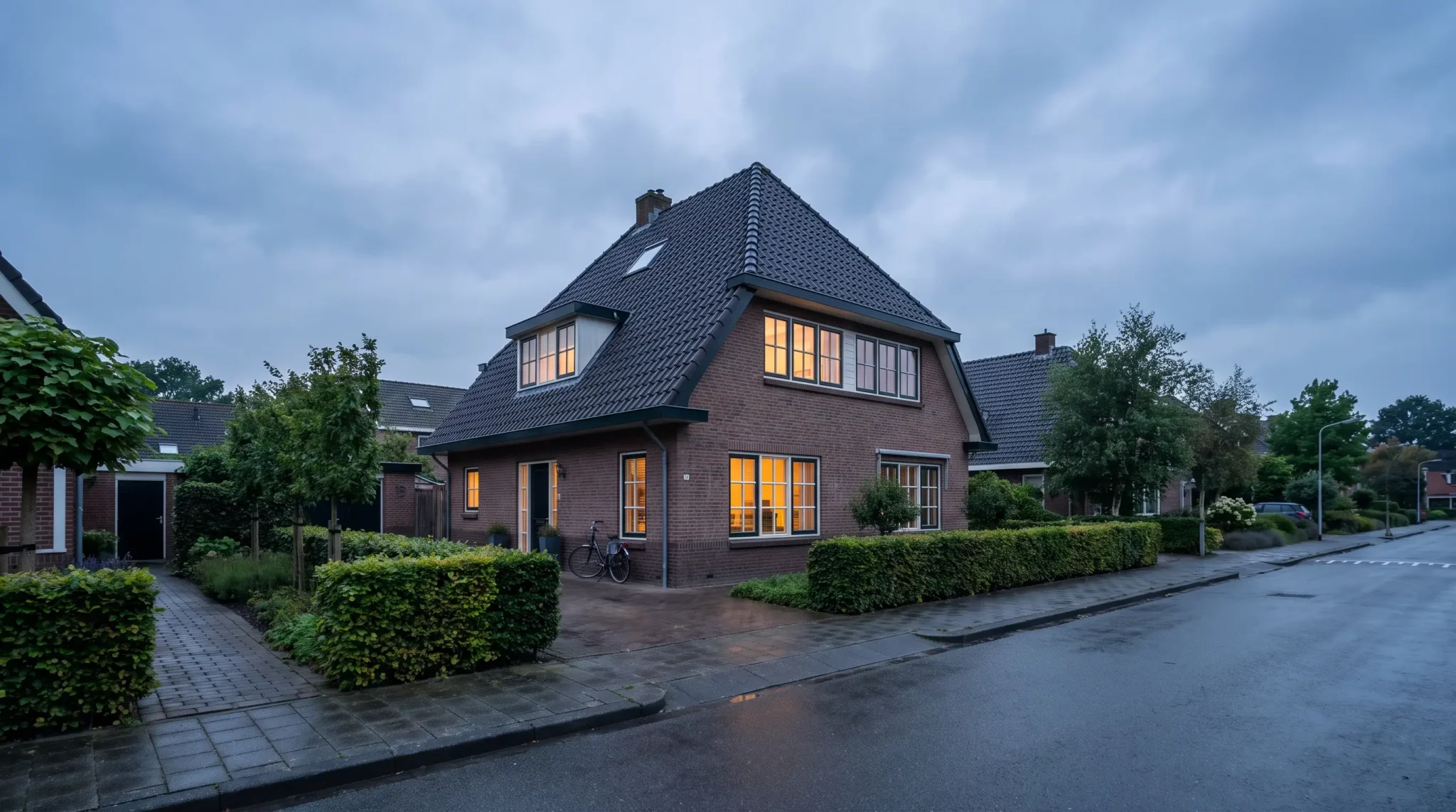 Vrijstaande Nederlandse woning met bakstenen gevel en voortuin
