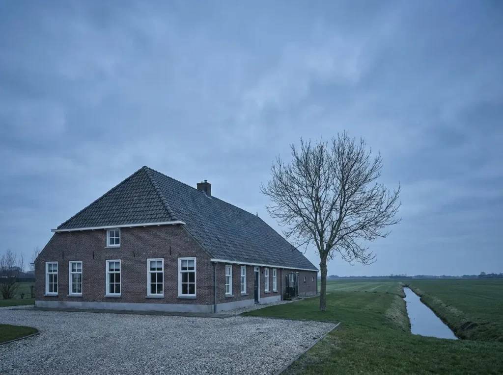 Nederlandse boerderij met pannendak in open polderlandschap